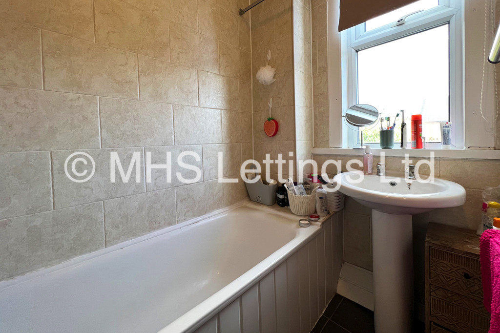 Photo of 6 Bedroom Mid Terraced House in 33 Chestnut Avenue, Leeds, LS6 1AZ