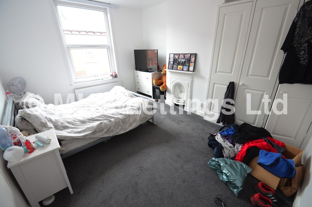 Photo of 2 Bedroom Mid Terraced House in 20 Harold Street, Leeds, LS6 1PL
