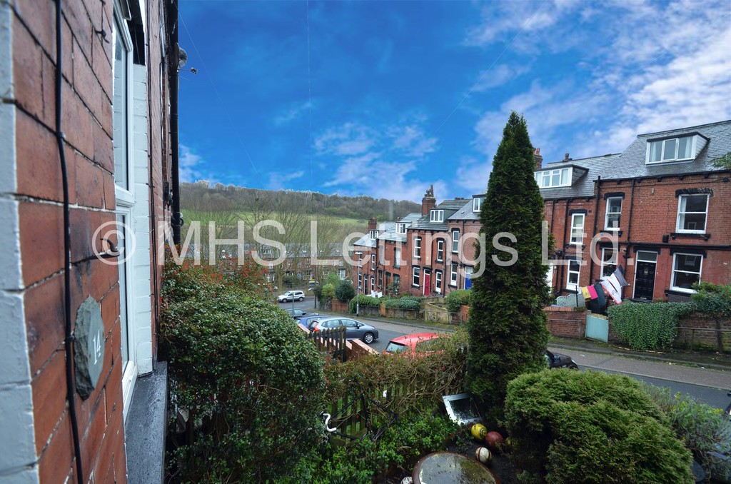 Photo of 2 Bedroom Mid Terraced House in 14 Wharfedale Grove, Leeds, LS7 2LQ