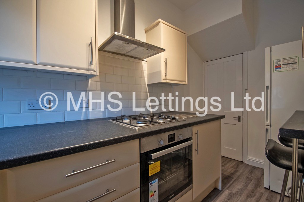 Photo of 2 Bedroom Mid Terraced House in 14 Wharfedale Grove, Leeds, LS7 2LQ