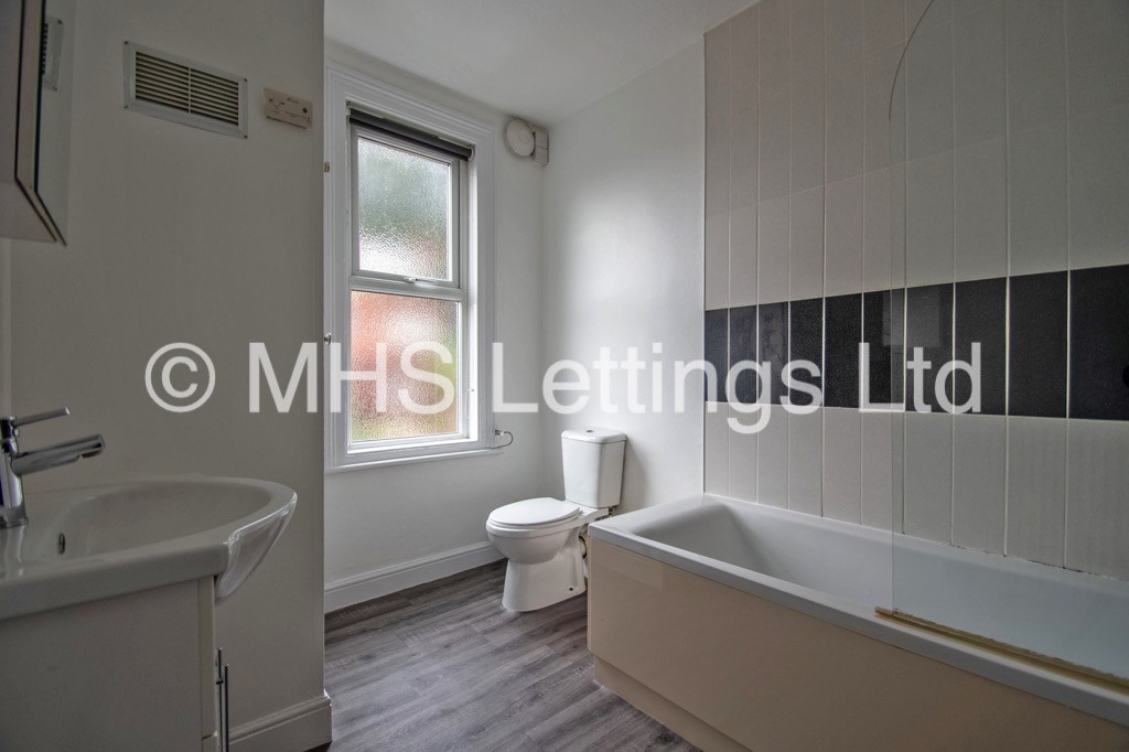 Photo of 2 Bedroom Mid Terraced House in 14 Wharfedale Grove, Leeds, LS7 2LQ