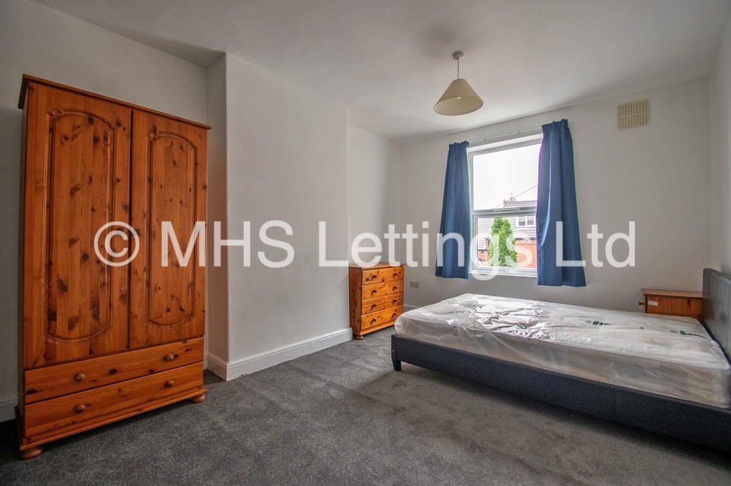 Photo of 2 Bedroom Mid Terraced House in 14 Wharfedale Grove, Leeds, LS7 2LQ