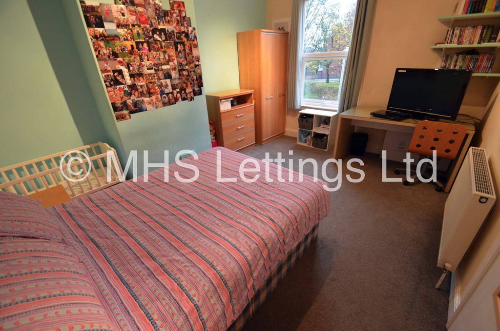 Photo of 3 Bedroom Mid Terraced House in 3 Knowle Avenue, Leeds, LS4 2PQ