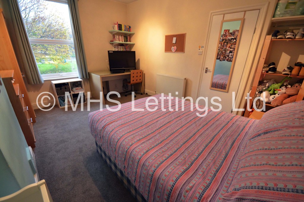 Photo of 3 Bedroom Mid Terraced House in 3 Knowle Avenue, Leeds, LS4 2PQ