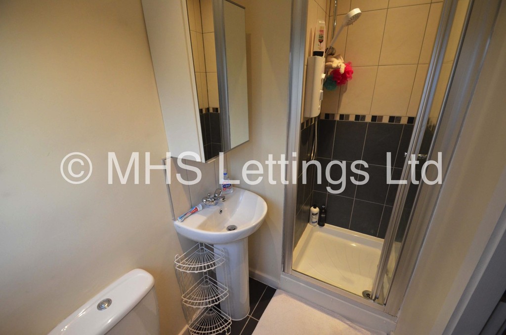 Photo of 3 Bedroom Mid Terraced House in 3 Knowle Avenue, Leeds, LS4 2PQ