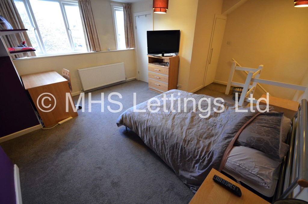 Photo of 3 Bedroom Mid Terraced House in 3 Knowle Avenue, Leeds, LS4 2PQ