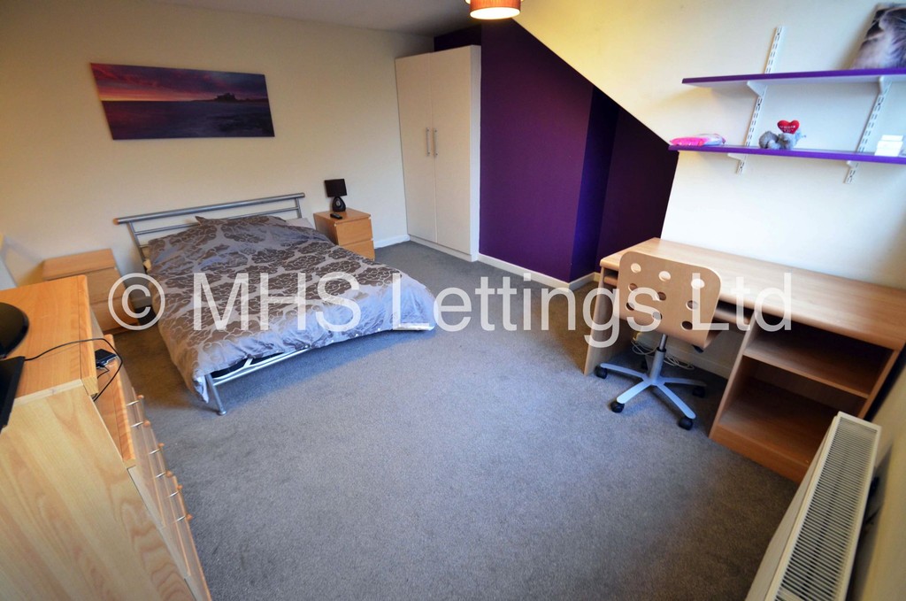 Photo of 3 Bedroom Mid Terraced House in 3 Knowle Avenue, Leeds, LS4 2PQ