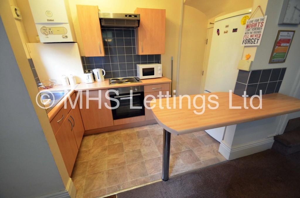Photo of 3 Bedroom Mid Terraced House in 3 Knowle Avenue, Leeds, LS4 2PQ