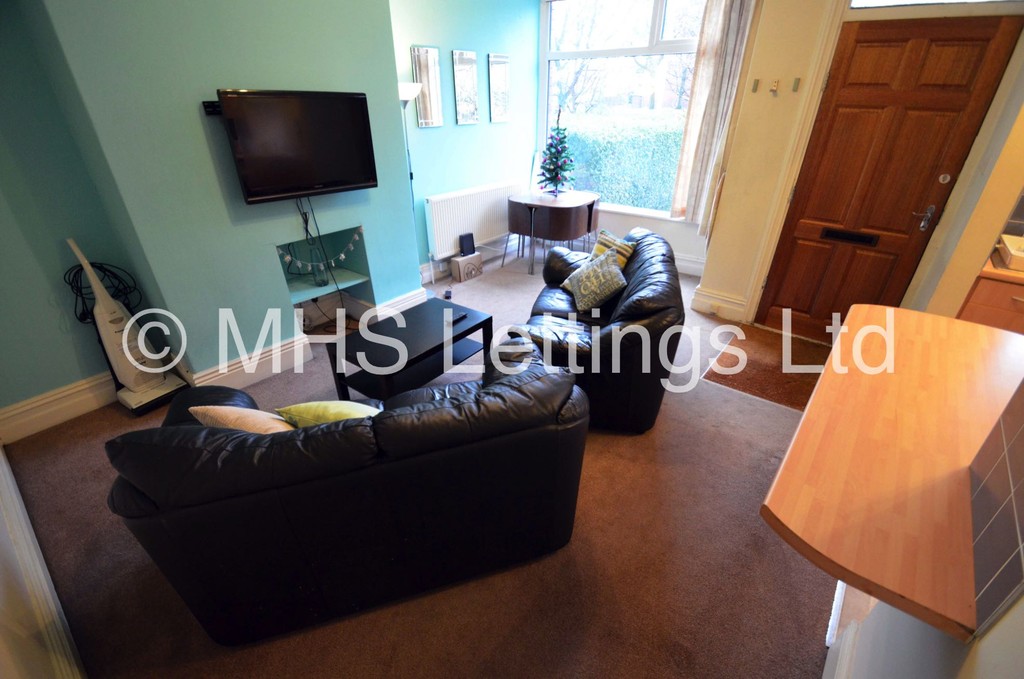 Photo of 3 Bedroom Mid Terraced House in 3 Knowle Avenue, Leeds, LS4 2PQ