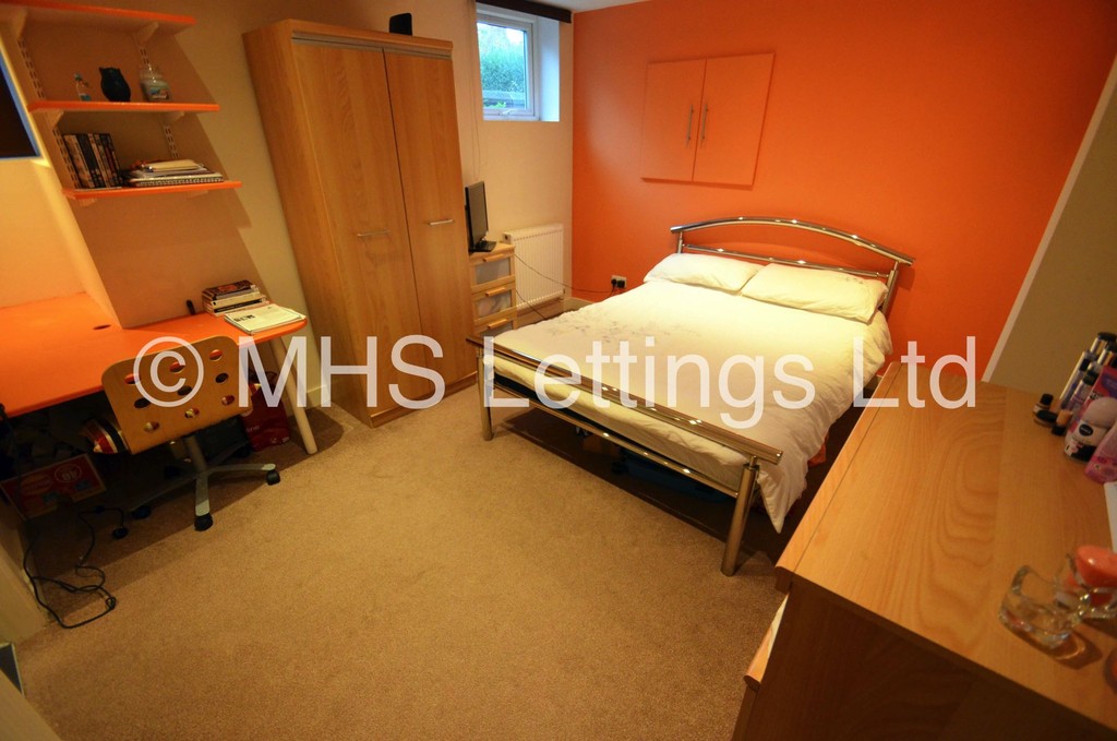 Photo of 3 Bedroom Mid Terraced House in 3 Knowle Avenue, Leeds, LS4 2PQ