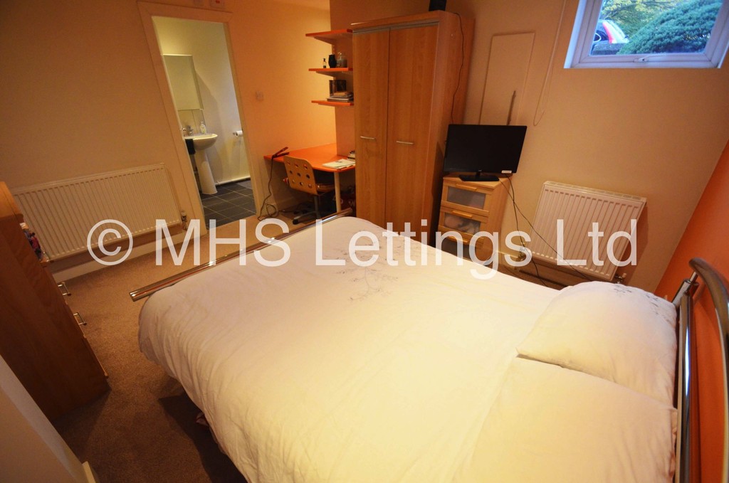 Photo of 3 Bedroom Mid Terraced House in 3 Knowle Avenue, Leeds, LS4 2PQ