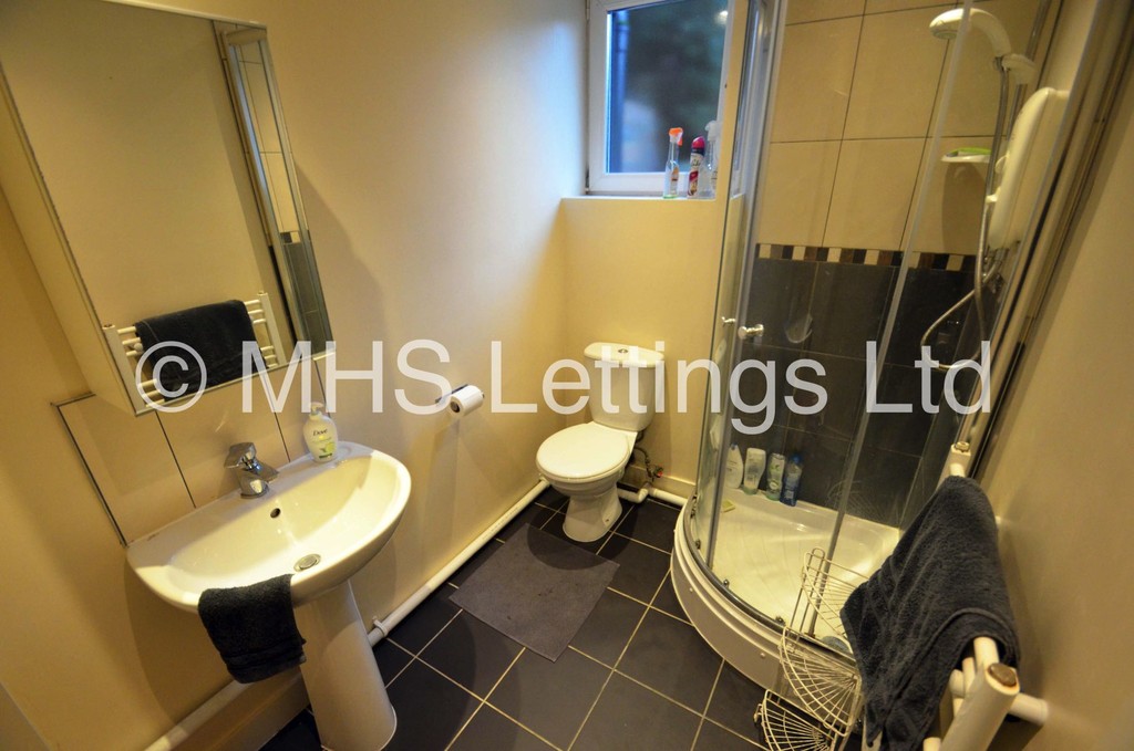 Photo of 3 Bedroom Mid Terraced House in 3 Knowle Avenue, Leeds, LS4 2PQ