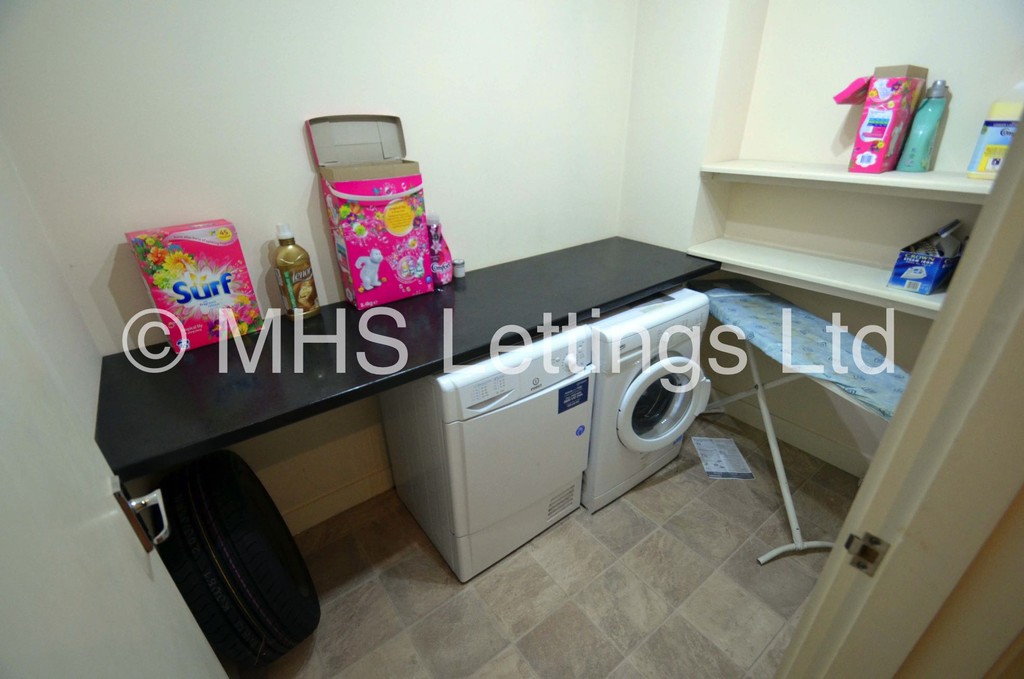 Photo of 3 Bedroom Mid Terraced House in 3 Knowle Avenue, Leeds, LS4 2PQ