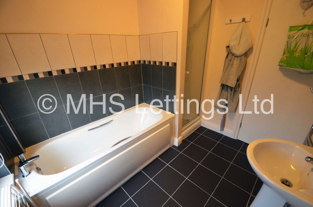Photo of 3 Bedroom Mid Terraced House in 3 Knowle Avenue, Leeds, LS4 2PQ