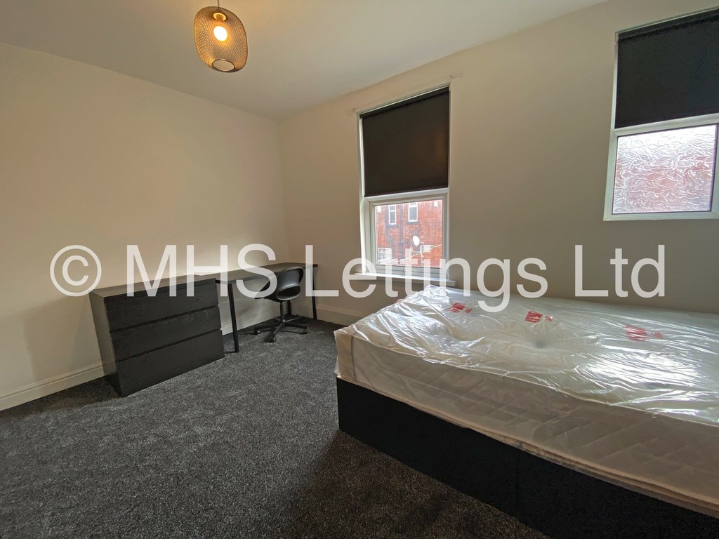 Photo of 6 Bedroom Mid Terraced House in 13 Mayville Place, Leeds, LS6 1NE