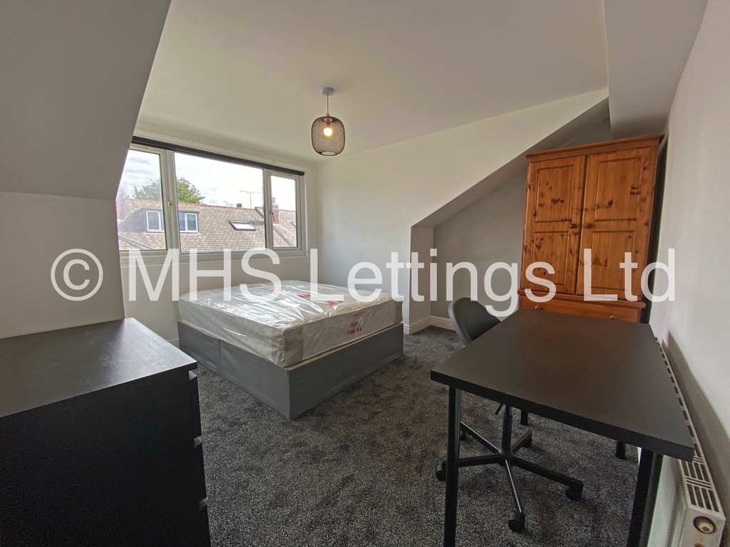 Photo of 6 Bedroom Mid Terraced House in 13 Mayville Place, Leeds, LS6 1NE