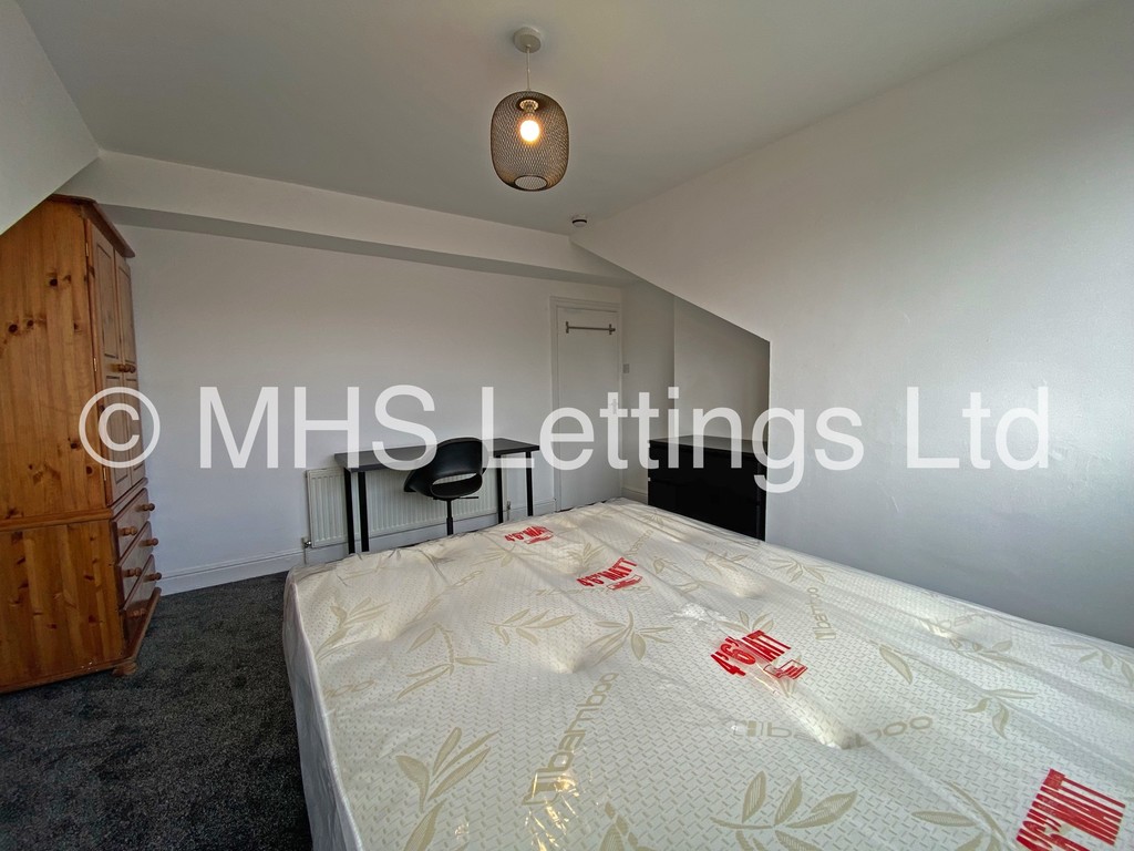 Photo of 6 Bedroom Mid Terraced House in 13 Mayville Place, Leeds, LS6 1NE