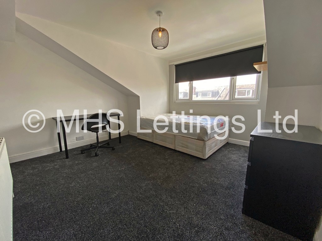 Photo of 6 Bedroom Mid Terraced House in 13 Mayville Place, Leeds, LS6 1NE
