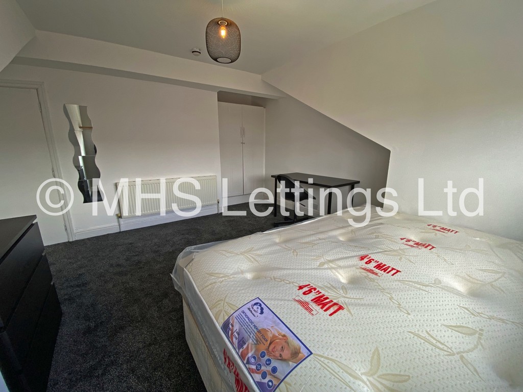 Photo of 6 Bedroom Mid Terraced House in 13 Mayville Place, Leeds, LS6 1NE
