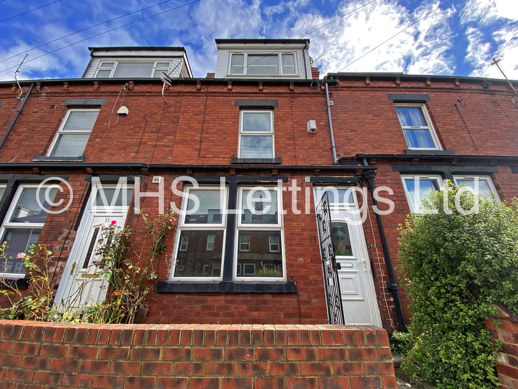 Photo of 6 Bedroom Mid Terraced House in 13 Mayville Place, Leeds, LS6 1NE