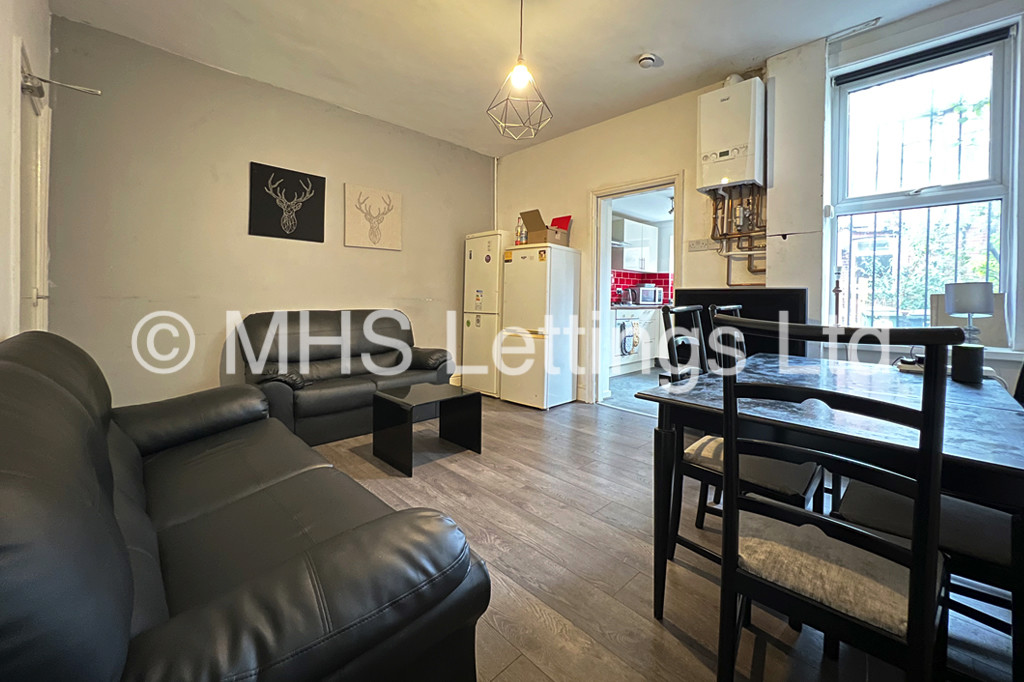Photo of 6 Bedroom Mid Terraced House in 13 Mayville Place, Leeds, LS6 1NE