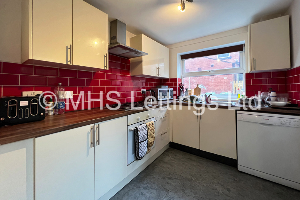 Photo of 6 Bedroom Mid Terraced House in 13 Mayville Place, Leeds, LS6 1NE