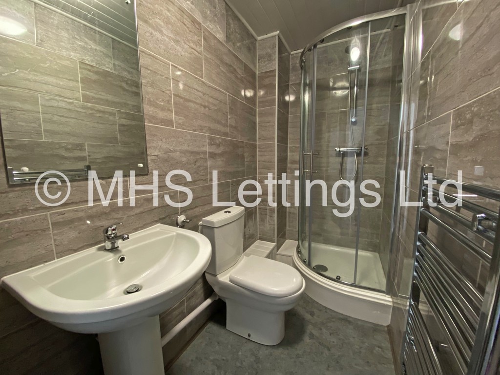 Photo of 6 Bedroom Mid Terraced House in 13 Mayville Place, Leeds, LS6 1NE