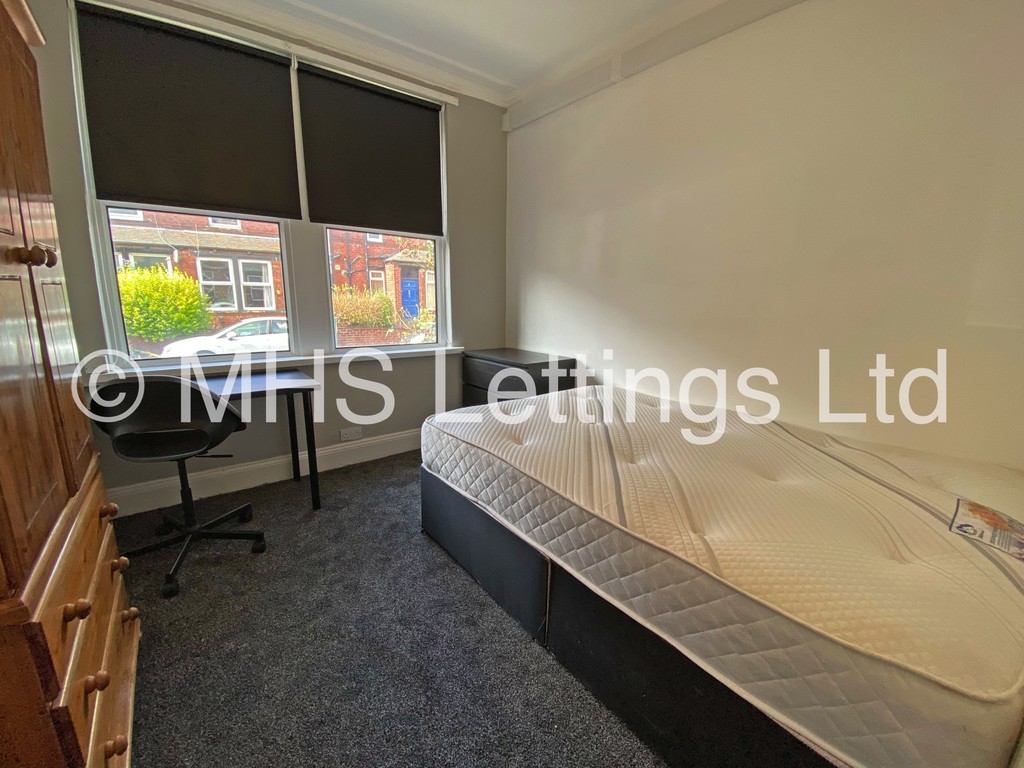 Photo of 6 Bedroom Mid Terraced House in 13 Mayville Place, Leeds, LS6 1NE
