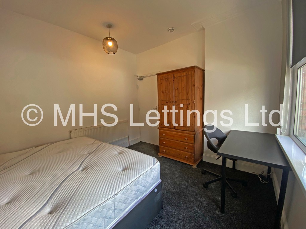 Photo of 6 Bedroom Mid Terraced House in 13 Mayville Place, Leeds, LS6 1NE