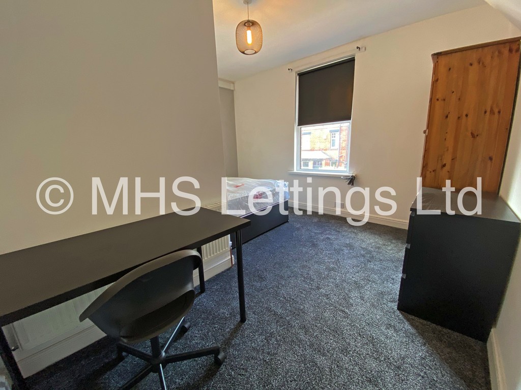 Photo of 6 Bedroom Mid Terraced House in 13 Mayville Place, Leeds, LS6 1NE