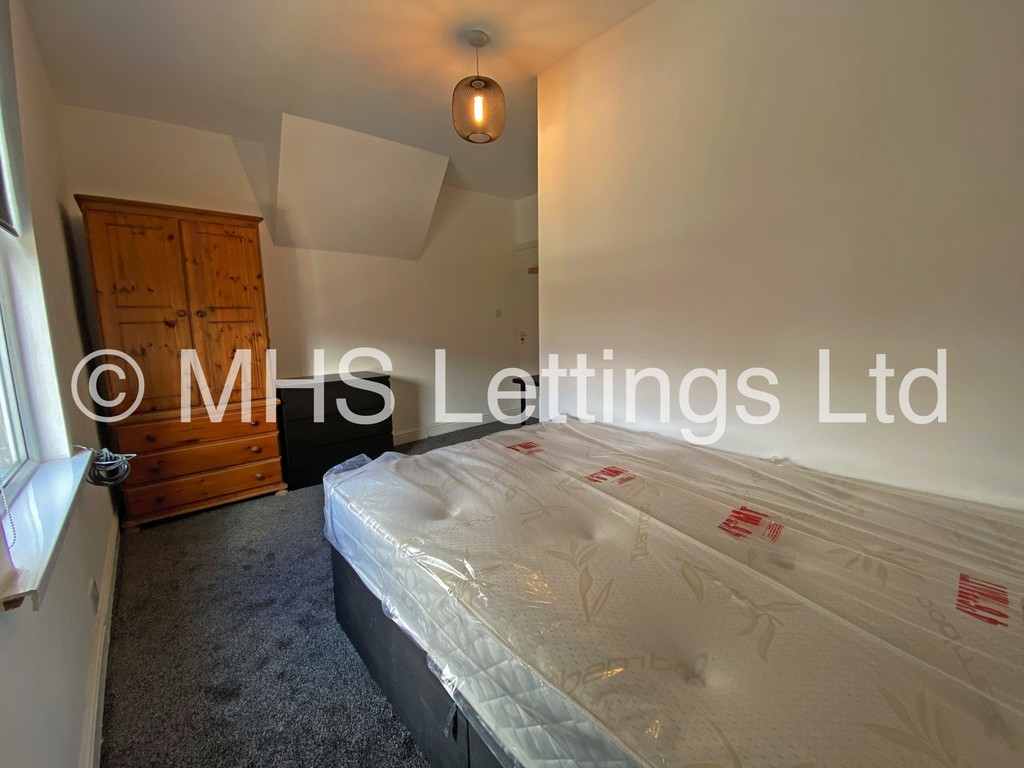 Photo of 6 Bedroom Mid Terraced House in 13 Mayville Place, Leeds, LS6 1NE