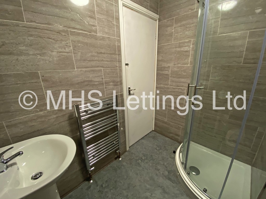 Photo of 6 Bedroom Mid Terraced House in 13 Mayville Place, Leeds, LS6 1NE