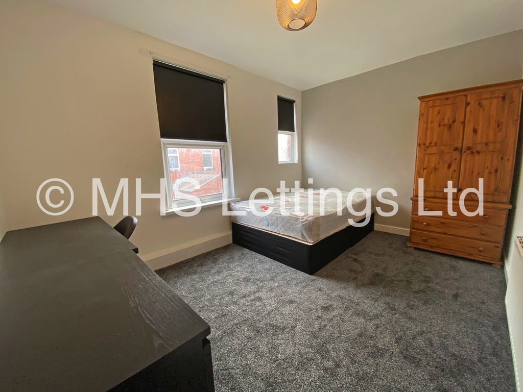 Photo of 6 Bedroom Mid Terraced House in 13 Mayville Place, Leeds, LS6 1NE