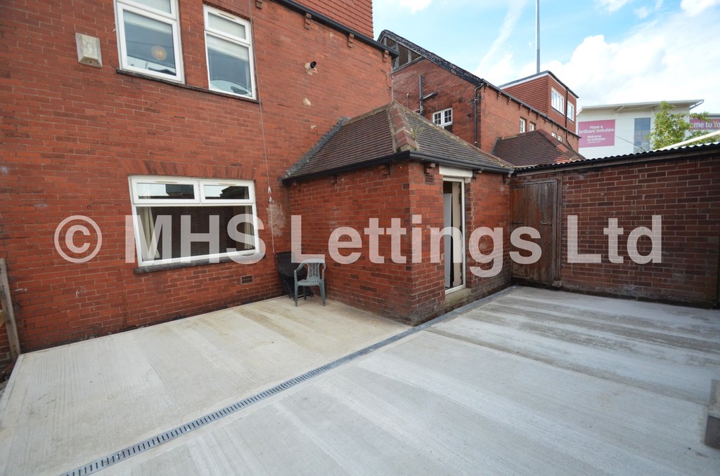 Photo of 7 Bedroom Semi-Detached House in 51 St. Michaels Lane, Leeds, LS6 3BR