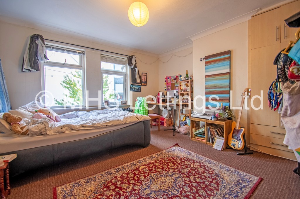 Photo of 7 Bedroom Semi-Detached House in 51 St. Michaels Lane, Leeds, LS6 3BR
