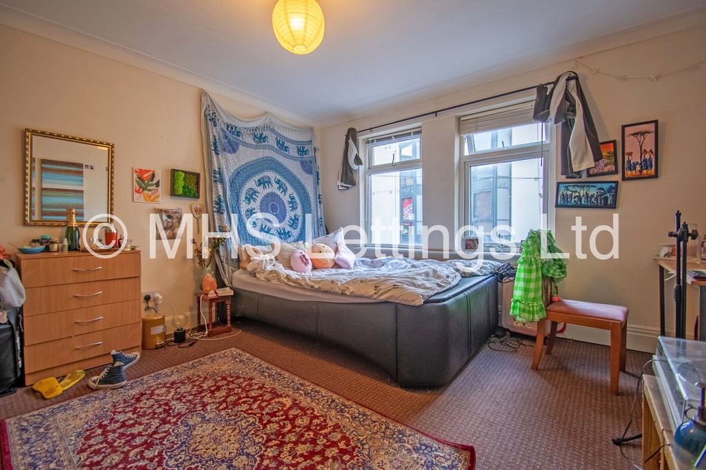 Photo of 7 Bedroom Semi-Detached House in 51 St. Michaels Lane, Leeds, LS6 3BR