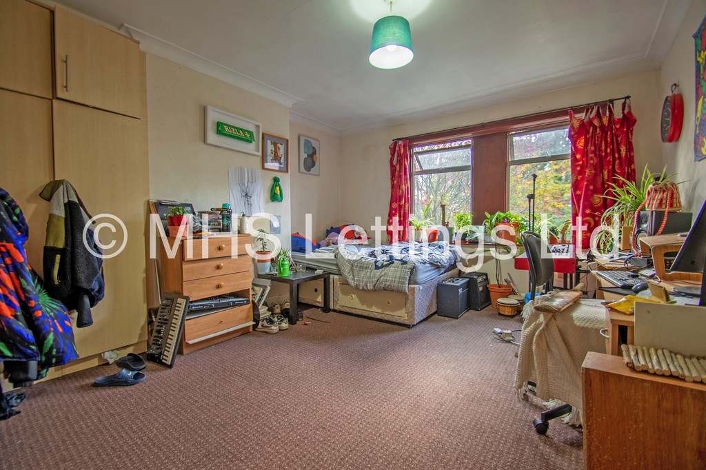 Photo of 7 Bedroom Semi-Detached House in 51 St. Michaels Lane, Leeds, LS6 3BR