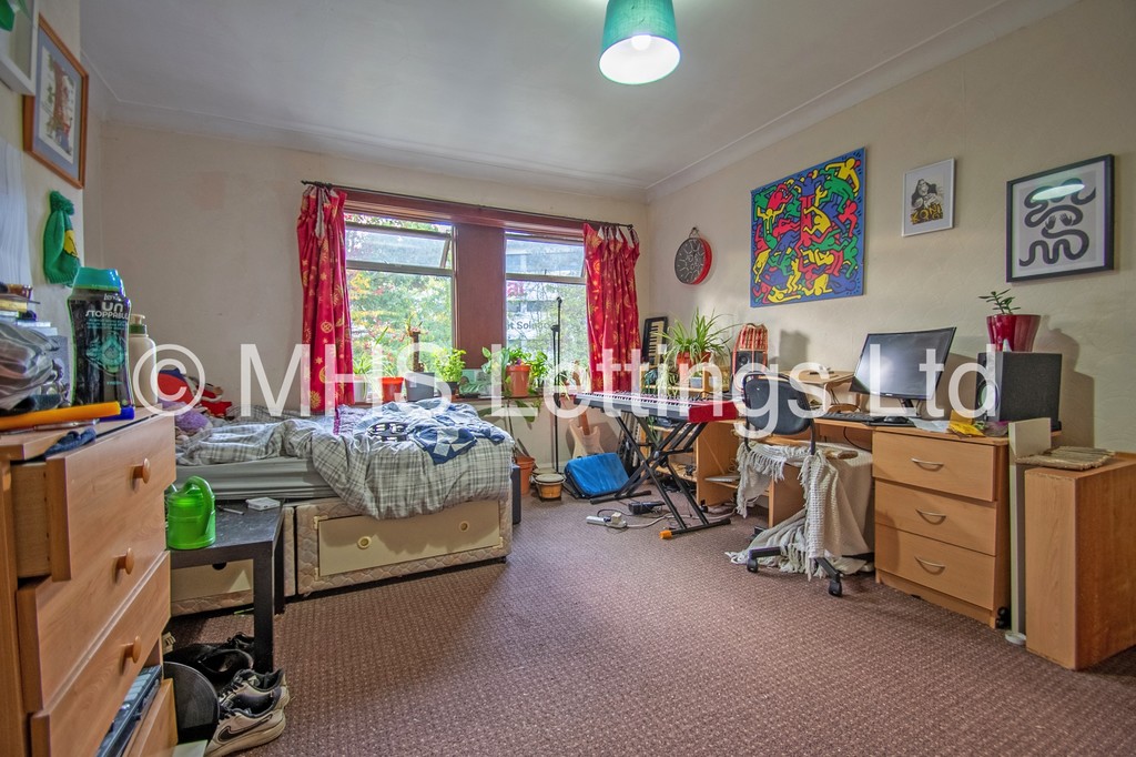 Photo of 7 Bedroom Semi-Detached House in 51 St. Michaels Lane, Leeds, LS6 3BR