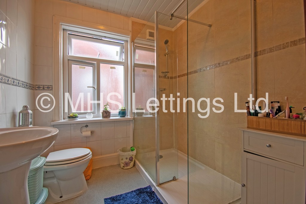 Photo of 7 Bedroom Semi-Detached House in 51 St. Michaels Lane, Leeds, LS6 3BR