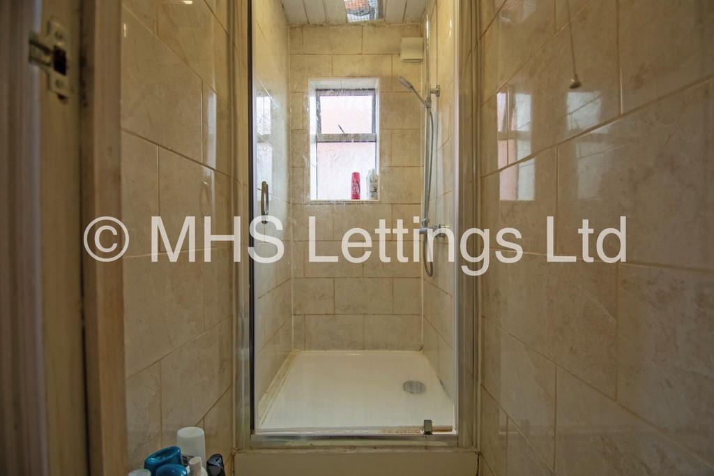 Photo of 7 Bedroom Semi-Detached House in 51 St. Michaels Lane, Leeds, LS6 3BR