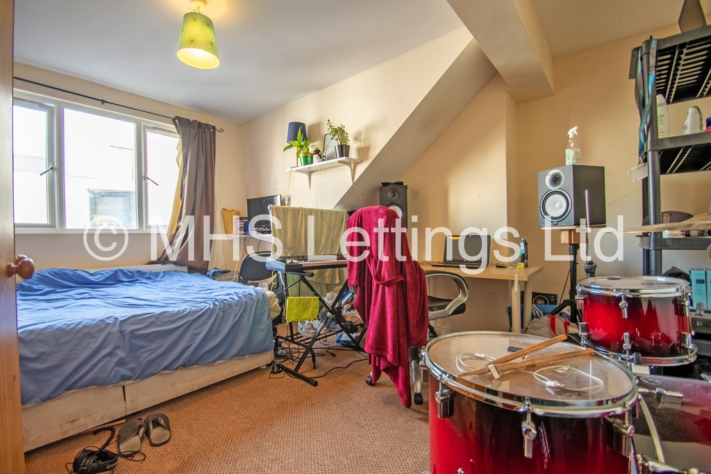 Photo of 7 Bedroom Semi-Detached House in 51 St. Michaels Lane, Leeds, LS6 3BR
