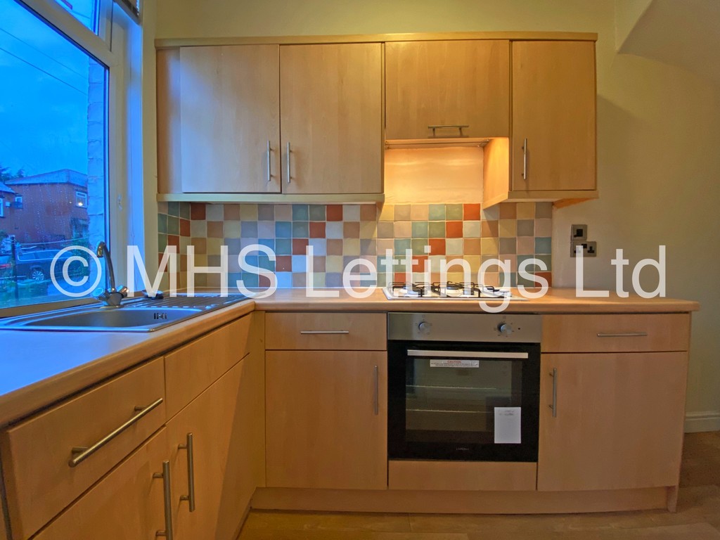 Photo of 3 Bedroom Mid Terraced House in 50 Woodside Place, Leeds, LS4 2QU