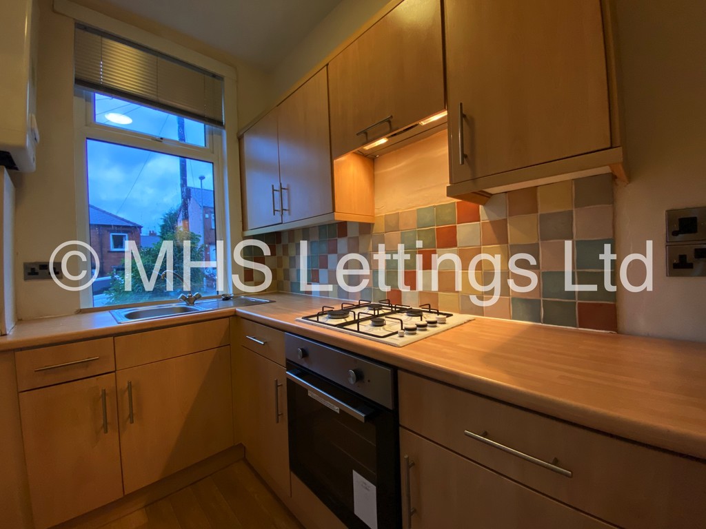 Photo of 3 Bedroom Mid Terraced House in 50 Woodside Place, Leeds, LS4 2QU