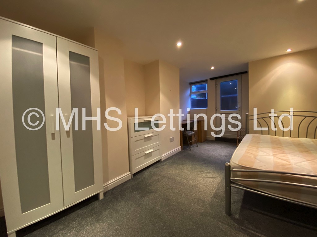 Photo of 3 Bedroom Mid Terraced House in 50 Woodside Place, Leeds, LS4 2QU