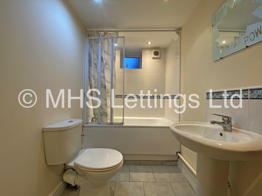 Photo of 3 Bedroom Mid Terraced House in 50 Woodside Place, Leeds, LS4 2QU