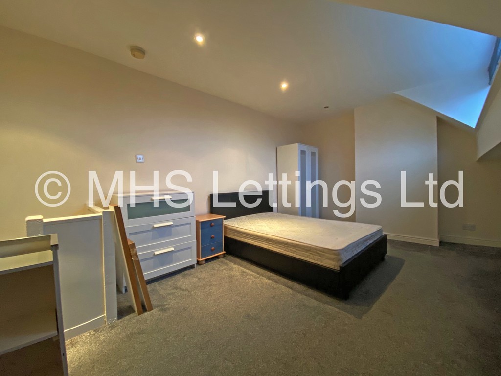 Photo of 3 Bedroom Mid Terraced House in 50 Woodside Place, Leeds, LS4 2QU