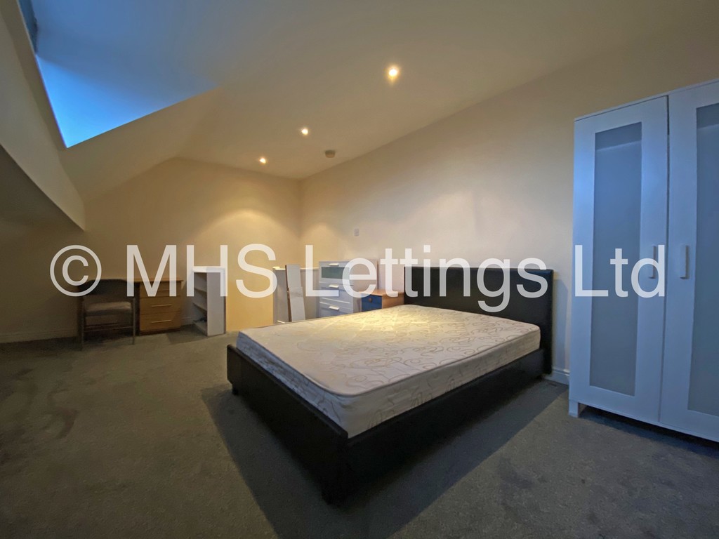 Photo of 3 Bedroom Mid Terraced House in 50 Woodside Place, Leeds, LS4 2QU