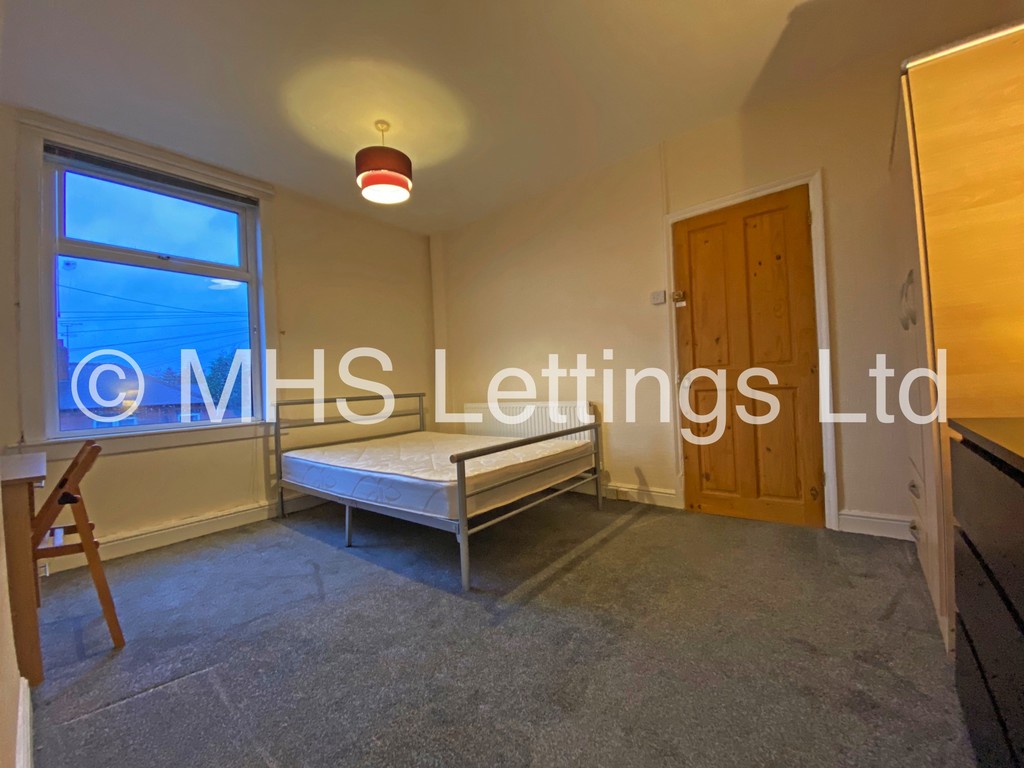 Photo of 3 Bedroom Mid Terraced House in 50 Woodside Place, Leeds, LS4 2QU