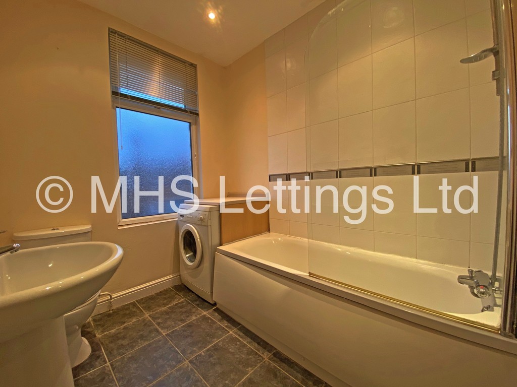 Photo of 3 Bedroom Mid Terraced House in 50 Woodside Place, Leeds, LS4 2QU