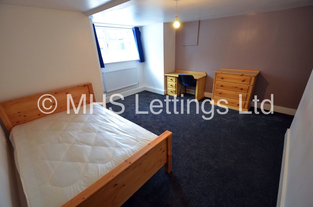 Photo of 7 Bedroom Mid Terraced House in 58 Brudenell Mount, Leeds, LS6 1HS